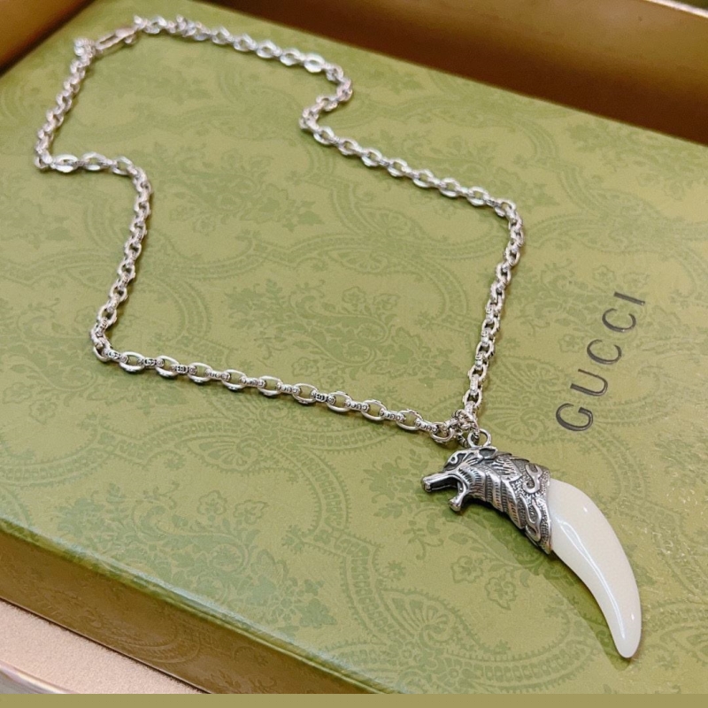 G*u*i necklaces